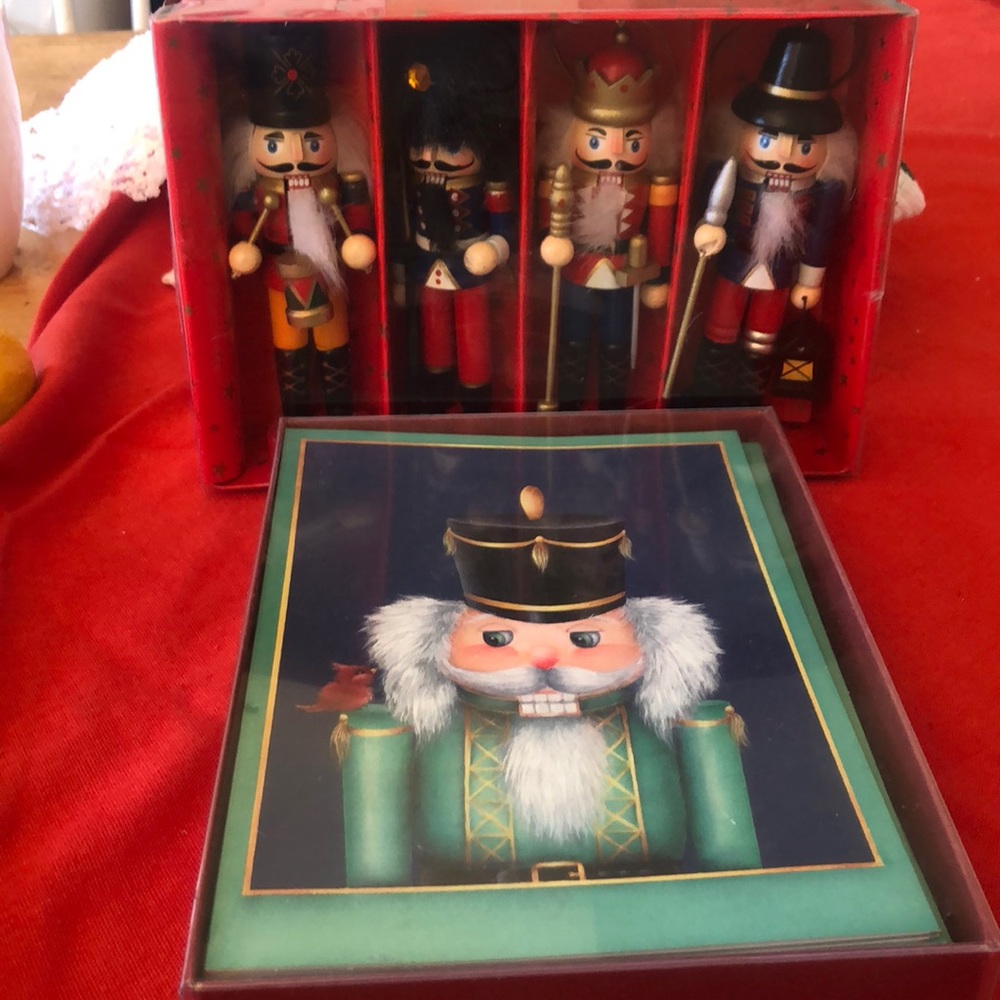 Holiday cards & accessories